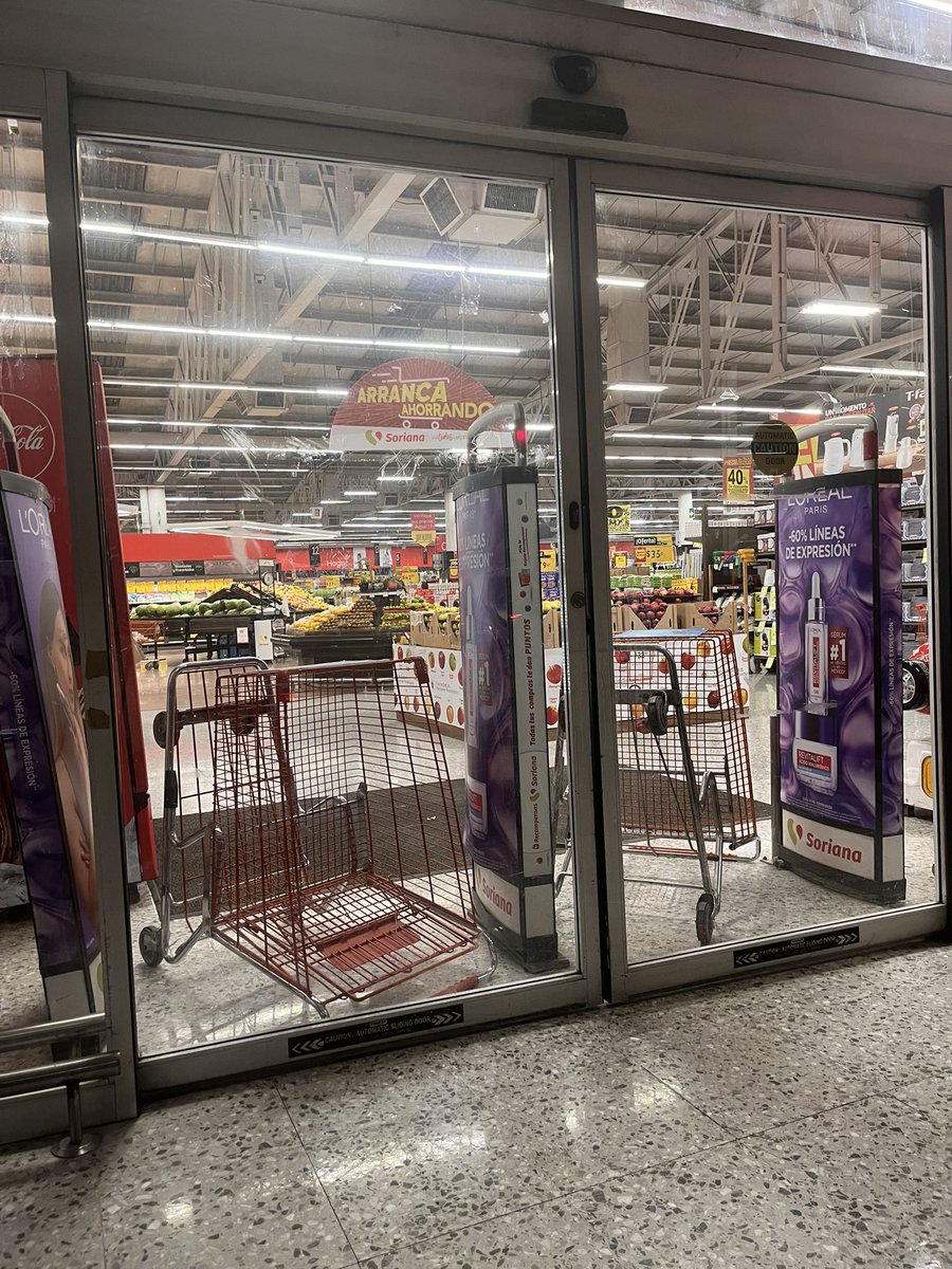 crissimx's tweet photo. Ojalá nunca haya un incendio en @TiendaSoriana de Gustavo Baz porque eso va a ser una trampa mortal… @GobNau @pciviledomex https://t.co/shsvgJdETW