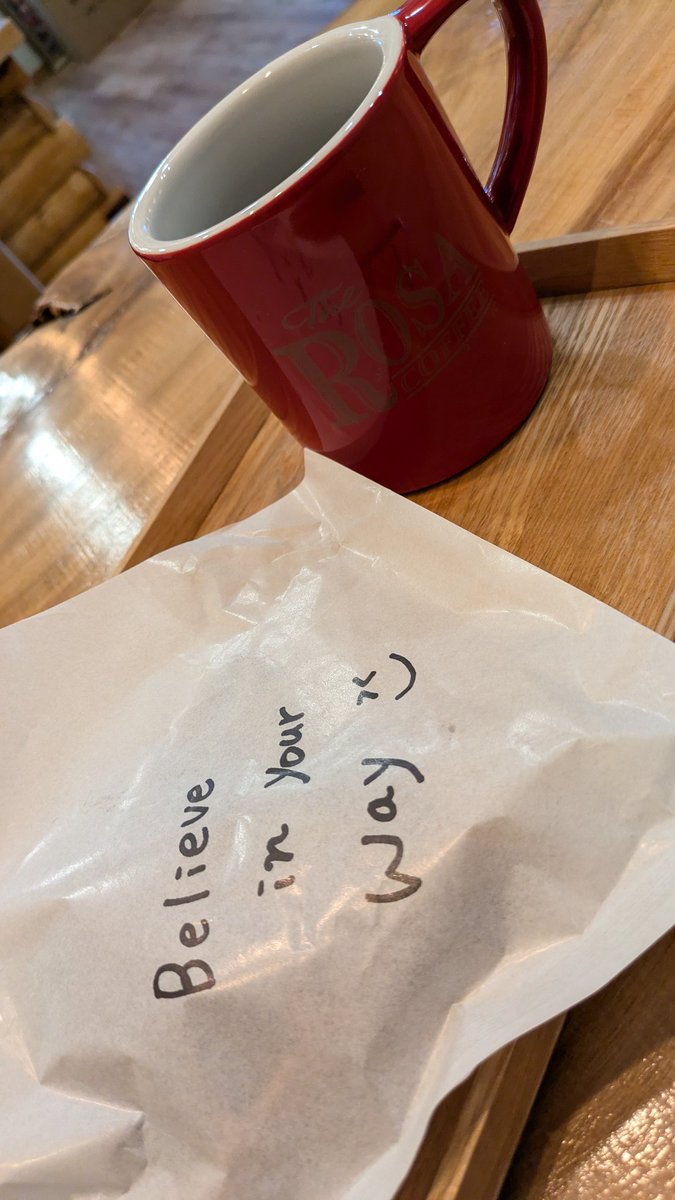 aEN2YkXYfH95045's tweet photo. おまけに至福の瞬間も過ごせた♪☕
食の誘惑が。。😅
かなりぶりのコーヒーショップ✨️
それなりにするけど、それ以上に美味い😋
#ROSACOFFEE https://t.co/Hk5xhlnGF6