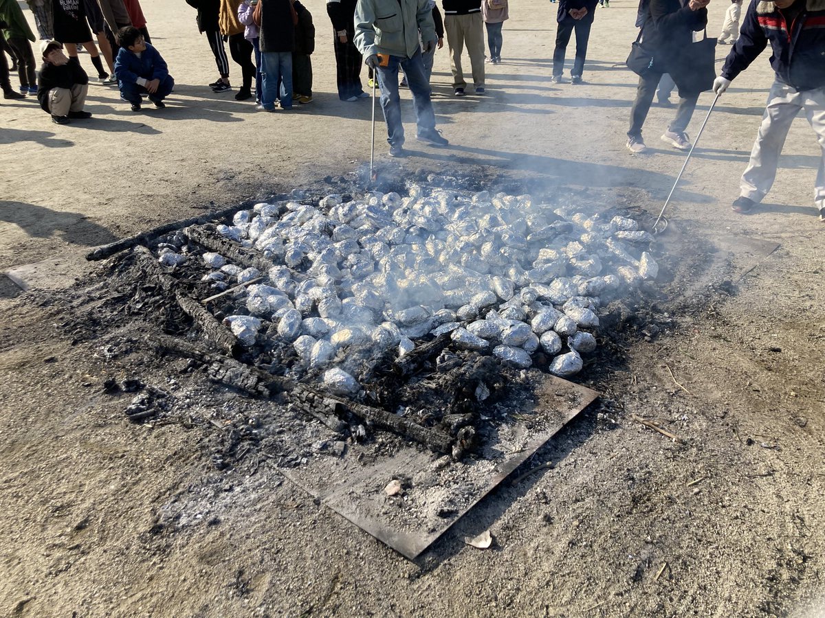 焼き芋開始です(´・ω・｀)ノ
#ほなみひがし穂波東どんど焼き