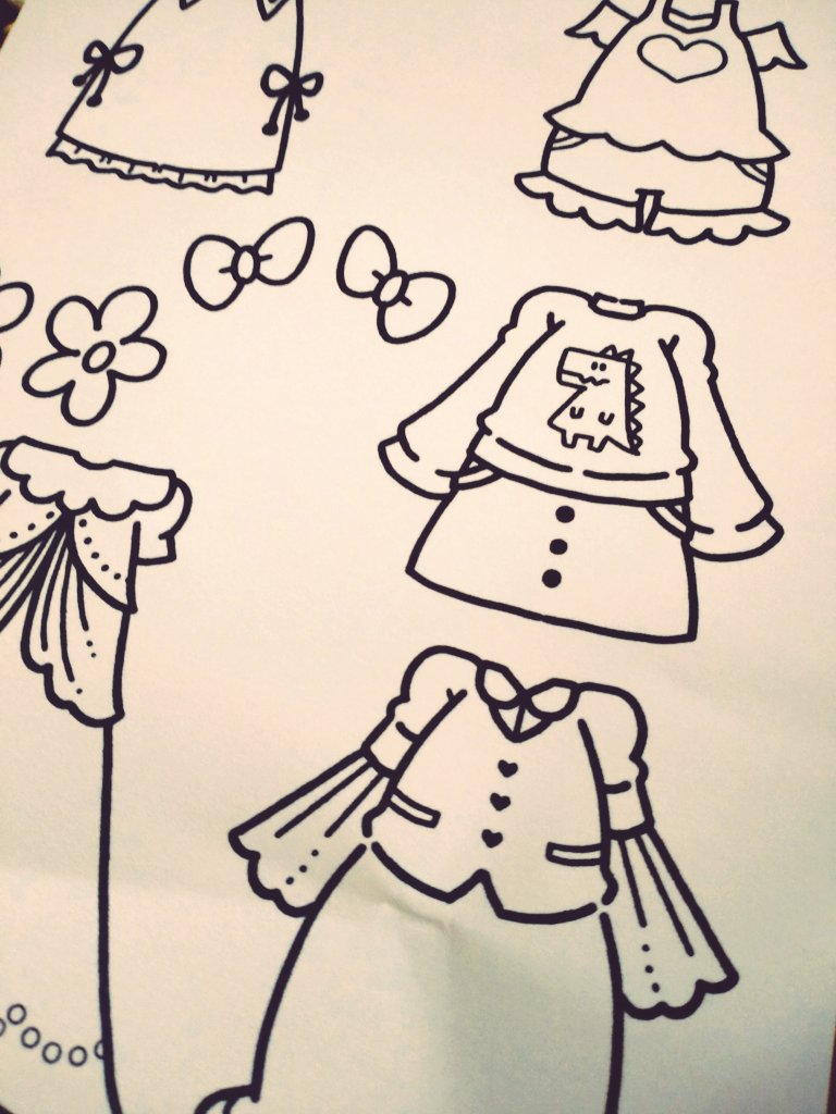 morisu_like's tweet photo. キッズたちのために
きせかえキャラ描いたり、ひたすら衣装を描きまくった週末でした😆💨
色は色塗りを楽しんでもらうためにぬってないので１日中色塗りにはげんでおられました✌️🎶 https://t.co/S2nIQztQsg