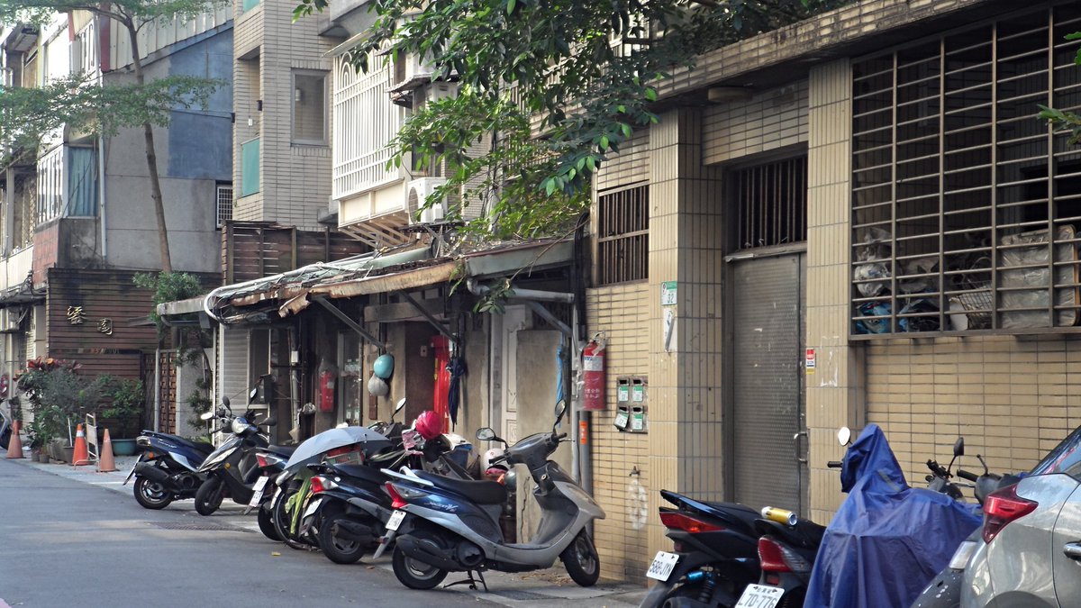 대만 가서 디카로 찍은 사진들
미오가 소정이를 찾아서 헤매고 있을 것만 같은 거리...