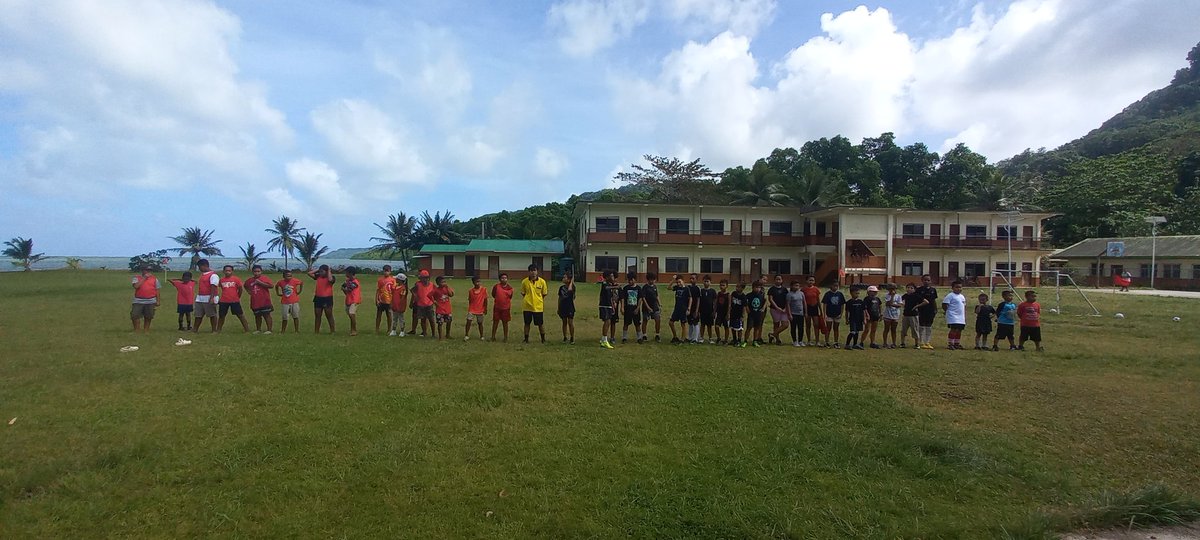 PohnpeiSoccer's tweet image. Great match with the #Awak kids!
4-3 and a lot of fun.

The under 8 also played aside the main field and enjoyed the day!

See you soon Awak!

#Pohnpei #Soccer