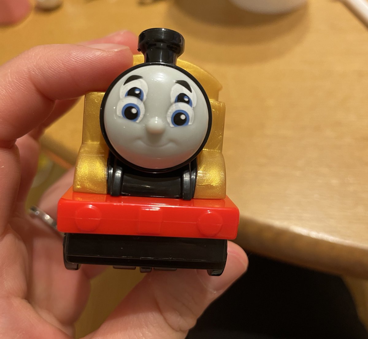息子が欲しかったハッピーセットの金のトーマス当たったんだけど、息子、喜ぶより不思議そうな顔でトーマスの顔見てるからどうしたのかと思ったら……
目が4つ😂ある意味レア？ということで結果的に喜んでおります🤣