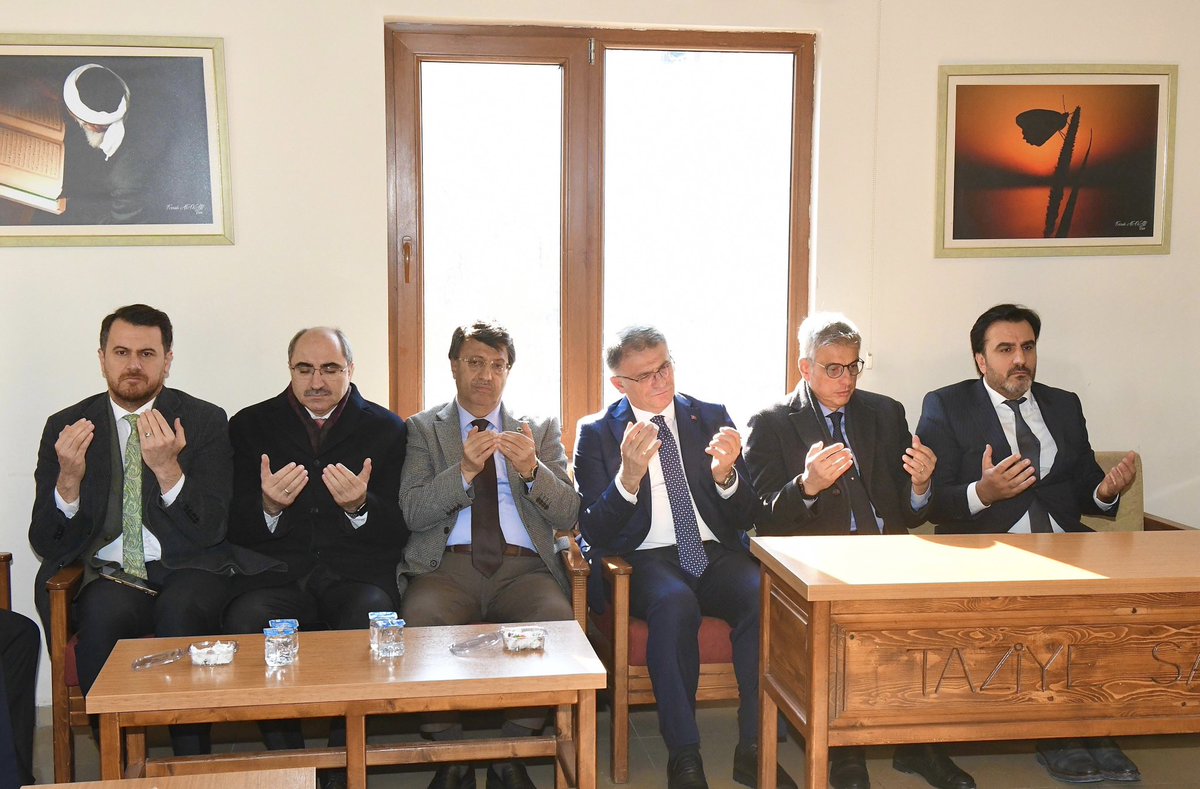 remzi_sarikaya's tweet photo. Sağlık bakanımız sayın Prof Dr Kemal MEMİŞOĞLU vefat eden babamın taziyesine katılım sağlayarak acımıza ortak olmuştur. Sayın bakanımızın taziyeye iştirakinden dolayı kendilerine ailemiz  adına çok teşekkür eder; saygılar sunarım. https://t.co/4JQSxdbO8B
