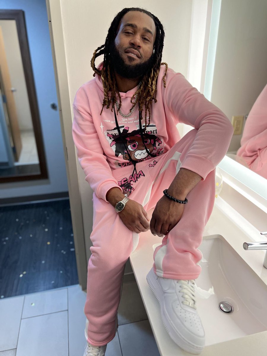 Damn I’m sexy in pink no Diddy 🌡🦾💉💚💣📲