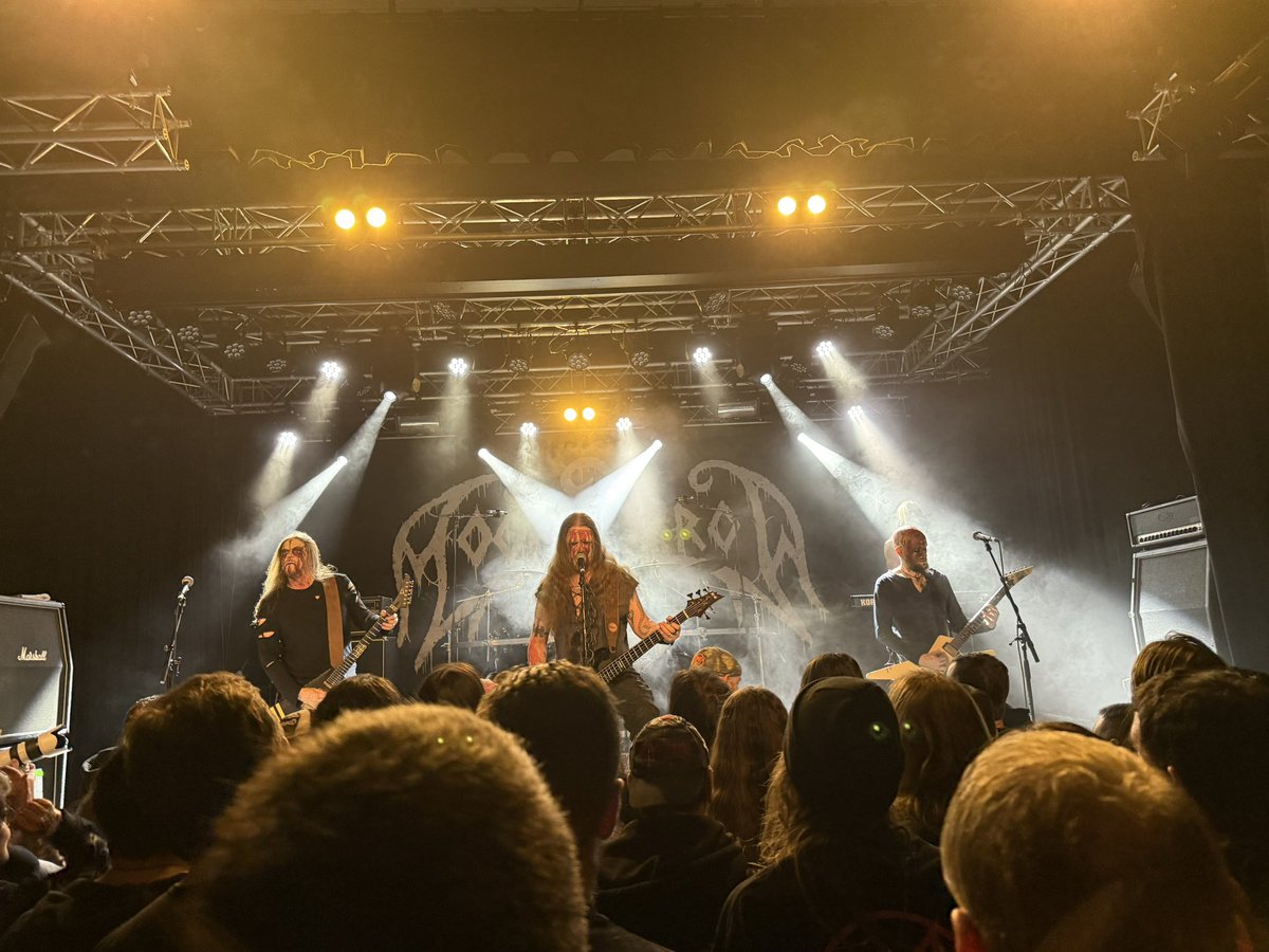 TallulahsDiary's tweet image. Die Konzertnacht war wunderbar, gespickt mit guten Gesprächen mit Herzmenschen und tollen Shows, vor allem von #Defaced und #Moonsorrow 🖤 mein Herz ist voller als voll, und nun Kakao &amp;amp; Robert Walser‘s  📖 „Running with the Devil“ für die Masterthesis. Happy Sunday, Skydiver!