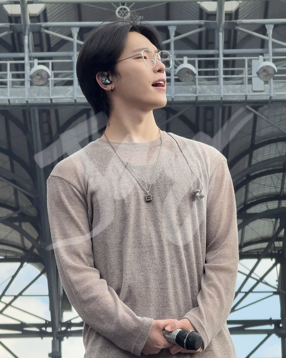 byuumie's tweet image. BARE FACED DINO ON TOP 😭🤍 he really looks so good HUHUHU DINO SO POGI 

#SEVENTEEN_RIGHT_HERE_BULACAN