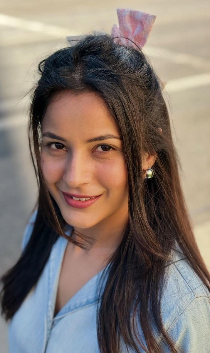 FunPlanet365's tweet image. #SundayMenu #StarManPics #SocialQuotient
Thread on Beautiful Ladies.
They rule Social Media like anything 
#ShehnaazGill
Shehnaaz