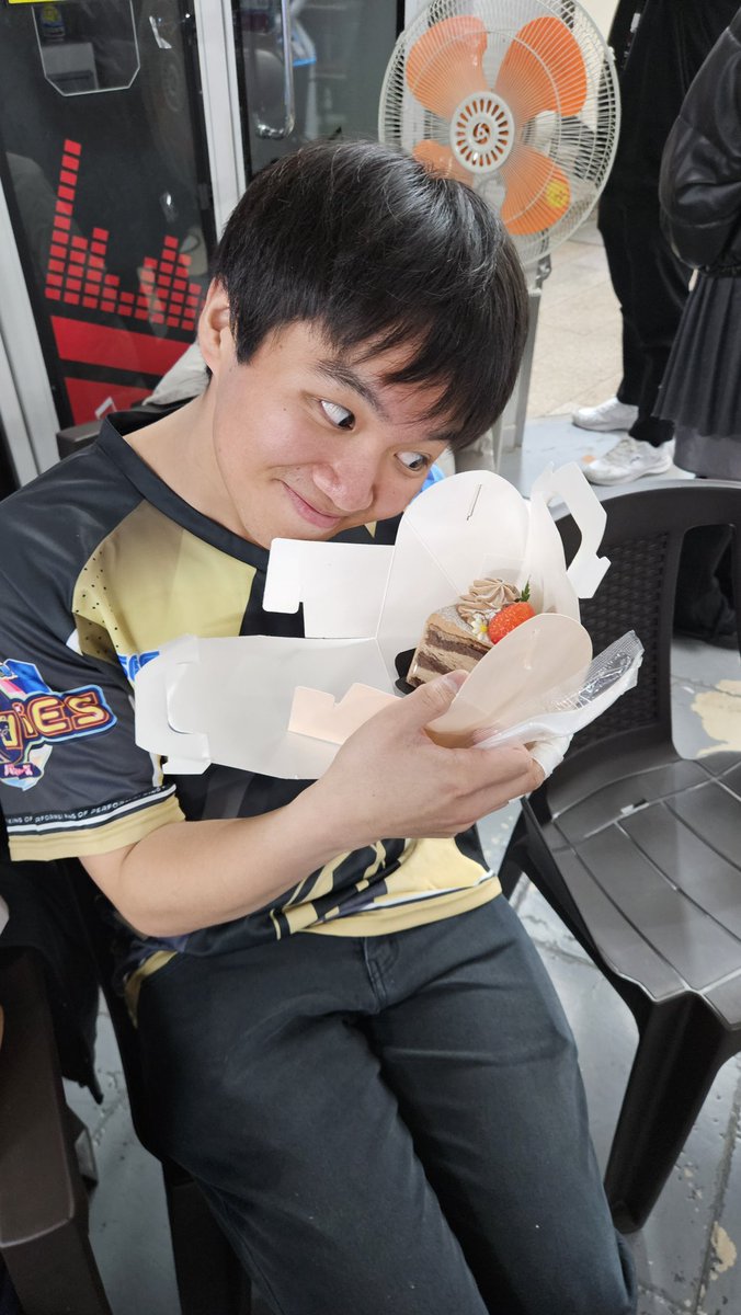 yottan20001202's tweet image. ケーキの差し入れを頂きました！
チョコケーキ大好き！감사합니다！！！