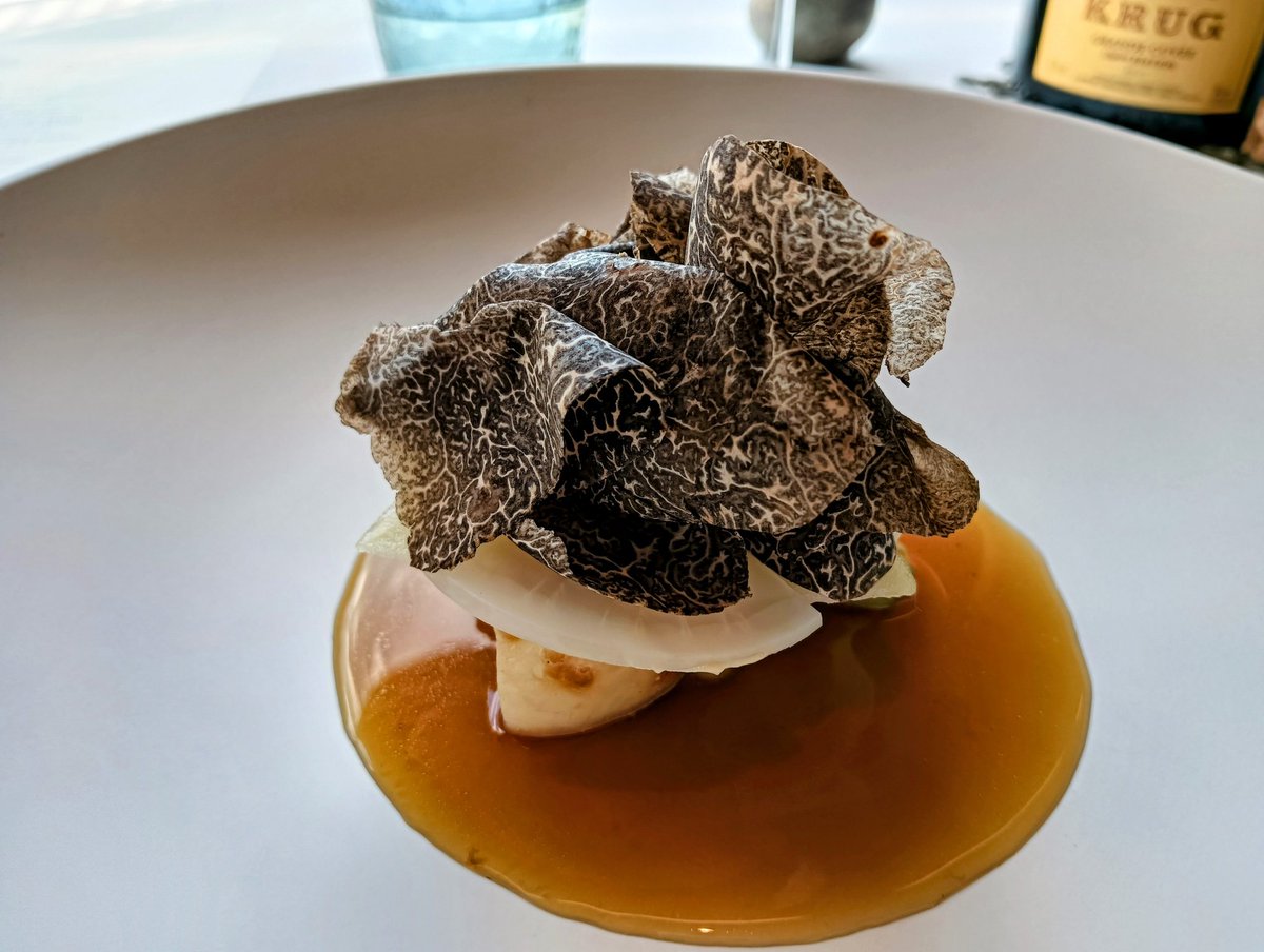 日本に帰国してから月２位で通っているフレンチ。最近は一人で訪問、ソムリエとの会話を楽しむ時間になっています。一人なのでサクサク食べているつもりでも、コースを終えると3時間近くかかる不思議。