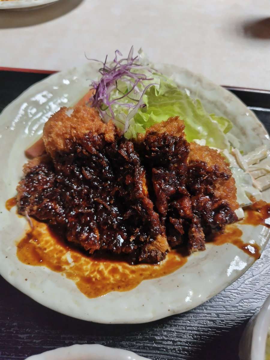 LyckaRiff's tweet photo. 【明勝】
20年ぶりくらいでしょうか…。混んでます。
味の方は…　塩気のある味噌が美味しいですが以前の感動には及ばず。
それだけ安くて美味しいチェーン店が増えたということかな。
しかし他店ほど値上げせずこの価格で続けてるのは凄いですね。
#あきかつ #明勝 #とんかつ #みそかつ #名古屋飯 https://t.co/RfyB0OnJ40