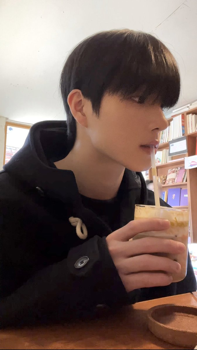 ATBO_members's tweet photo. 비엔나커피☕️
#정승환 #ATBO #비엔나커피 #소시지 https://t.co/EG0crZLgoS