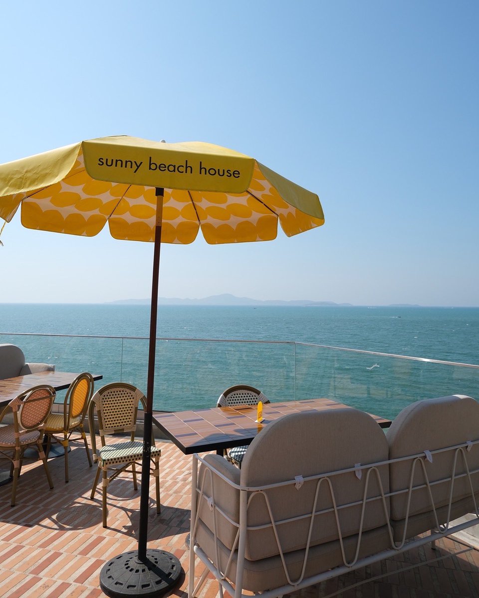 Orntheway's tweet photo. Warm theme with yellow umbrella is a nice combination https://t.co/tgIOfTGBB1