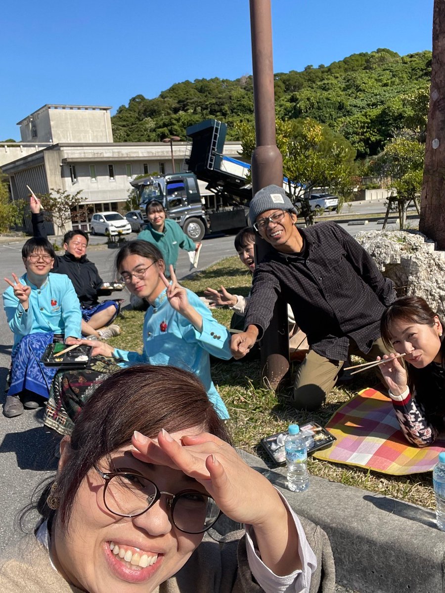 【新春演芸会に出演しました！】
当サークルは、1月18日（土）に南風原文化センターの第32回新春演芸会に出演しました。センター所蔵のバリ島の伝統織物を背に、多くの方々にガムランと舞踊をご鑑賞いただきました。南風原文化センター職員の方々、ご来場いただいた方々、ありがとうございました！🎍