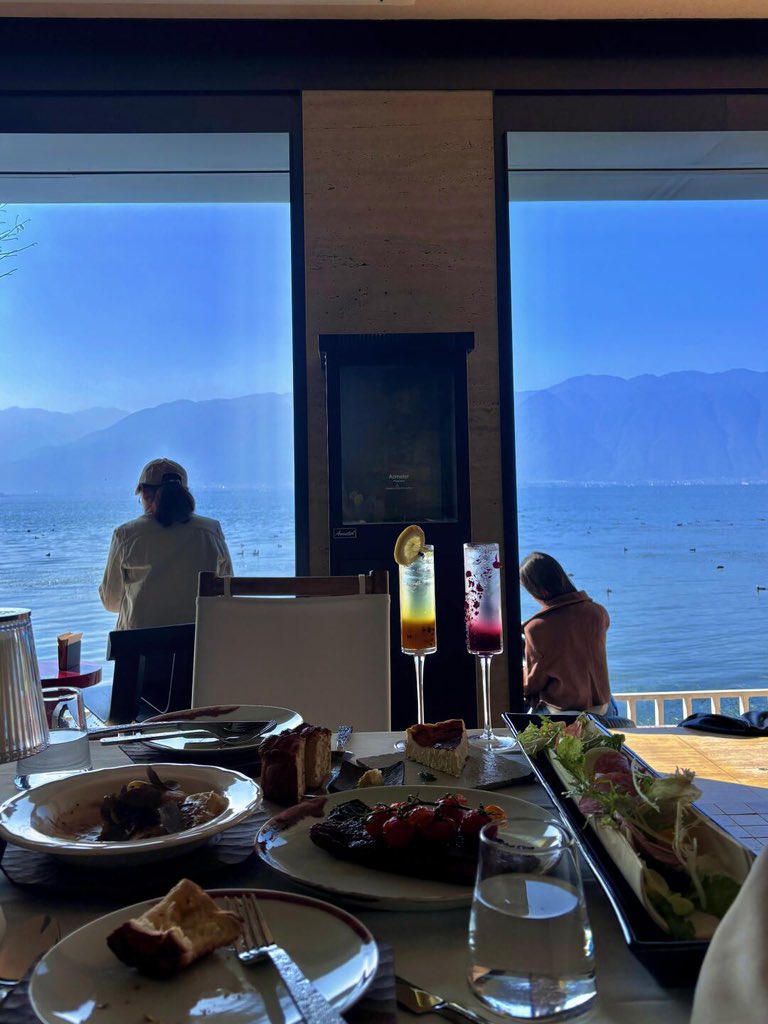 l120191373's tweet photo. 大理双廊 | 看洱海吃漂亮饭🍴

在双廊找到了绝美海景的餐厅~
#sichuan #chengdu #chongqinginsta #chongqingcity #chongqinglife #yunnan #lijiang #lijiangoldtown #丽江 #洱海 #erhai #大理 #dali #兴盛大桥 #大理古城 #rabbit #monet https://t.co/jjSXPL7CDT