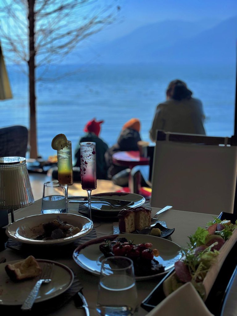 l120191373's tweet photo. 大理双廊 | 看洱海吃漂亮饭🍴

在双廊找到了绝美海景的餐厅~
#sichuan #chengdu #chongqinginsta #chongqingcity #chongqinglife #yunnan #lijiang #lijiangoldtown #丽江 #洱海 #erhai #大理 #dali #兴盛大桥 #大理古城 #rabbit #monet https://t.co/jjSXPL7CDT