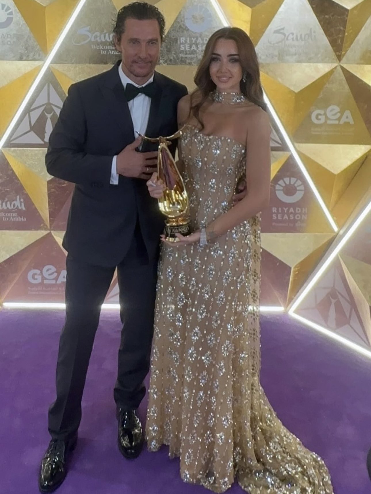 ماثيو ماكيونهي يساعد هنا الزاهد ومقلب رامز جلال في Joy Awards.. وياسمين عبد العزيز تلغي عزاء والدها.. النشرة الفنية