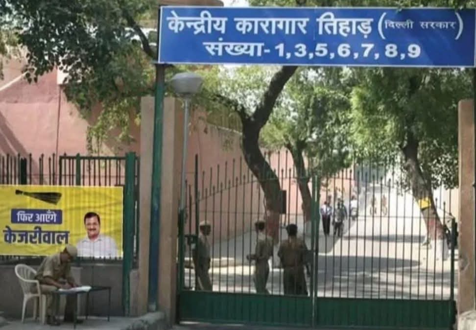 Placement of advertisements is critical! As an legal &amp; advertising graduate, I can confidently say this poster is placed at the perfect spot. #AAP #DelhiElections2025