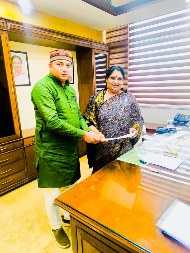 मंत्रालय में कैबिनेट महिला एवं बाल विकास मंत्री बड़ी बहन निर्मला भूरिया जी से बड़े भैया <a href="/ajayteonthaR/">Ajay Mishra</a> जी ने मुलाकात की एवं आंगनबाड़ी भवन निर्माण के लिए अपनी मांग रखी
<a href="/BJP4MP/">BJP Madhya Pradesh</a> <a href="/JM_Scindia/">Jyotiraditya M. Scindia</a> <a href="/NirmalaBhuria/">Nirmala Bhuria</a>