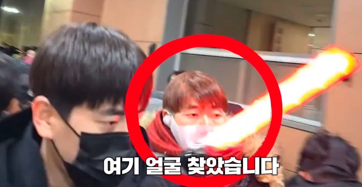 cici9806's tweet image. 이영상 널리 퍼트려주시고 신고 제보해주세요
폭동주동자로 추정되는새끼 찍힘
차은경판사님 가족 죽인다고 마이크잡고 협박하는새끼
폭동범들 얼굴도 박제 

youtu.be/aEgmZq01ZIo?si…