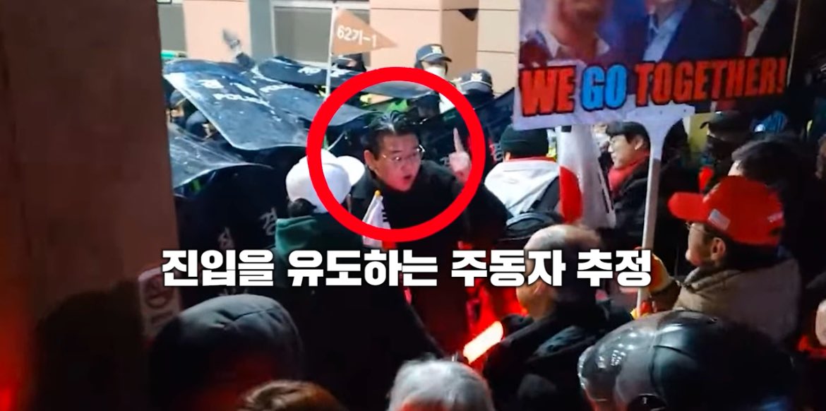 cici9806's tweet image. 이영상 널리 퍼트려주시고 신고 제보해주세요
폭동주동자로 추정되는새끼 찍힘
차은경판사님 가족 죽인다고 마이크잡고 협박하는새끼
폭동범들 얼굴도 박제 

youtu.be/aEgmZq01ZIo?si…