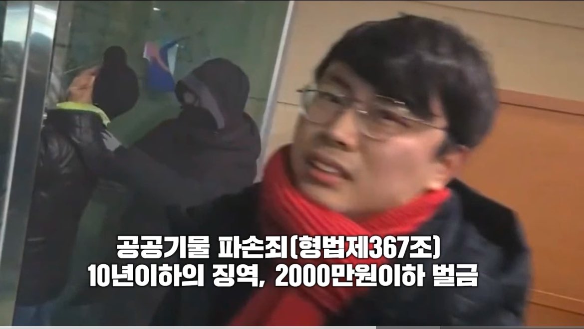 cici9806's tweet image. 이영상 널리 퍼트려주시고 신고 제보해주세요
폭동주동자로 추정되는새끼 찍힘
차은경판사님 가족 죽인다고 마이크잡고 협박하는새끼
폭동범들 얼굴도 박제 

youtu.be/aEgmZq01ZIo?si…