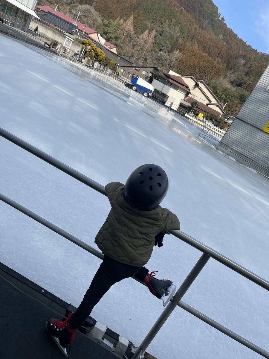 一億光年ぶりくらいにアイススケートに来た。息子は人生初。滑るのってこんな難しかったっけ。歳かな😀