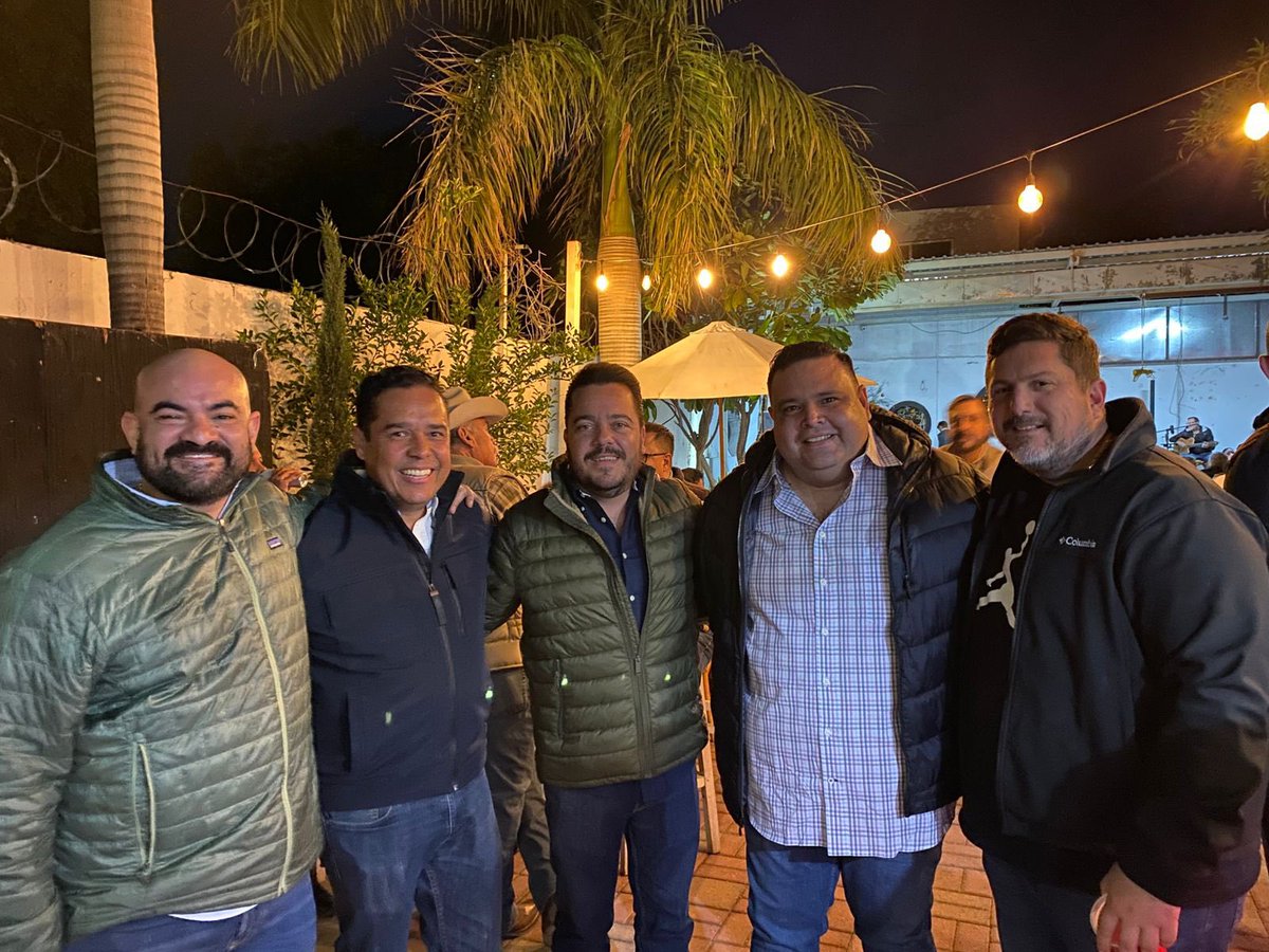 AcostaIsaak's tweet photo. Festejando al buen @LunaSugich un gusto estar acompañando a mi amigo en su aniversario, como siempre, no solo coincidiendo en lo político si no en lo personal, mis mejores deseos hoy y siempre, que la sigas pasando excelente mi Yuro @CalvinSuilo @baltazarazul #DuroConElYuro https://t.co/6UmRTtjlIW