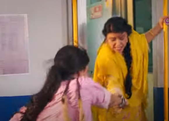 #VikrantSaluja did not leave #Mannat's hand except when her aunt was there to hold her hand (his small hands are unable to take care of her for a long time)

For 23 years, #MannatKhanna  held the hand of her mother who raised her! 

+
#AyeshaSingh #AdnanKhan #ManVik,  #mhkpk