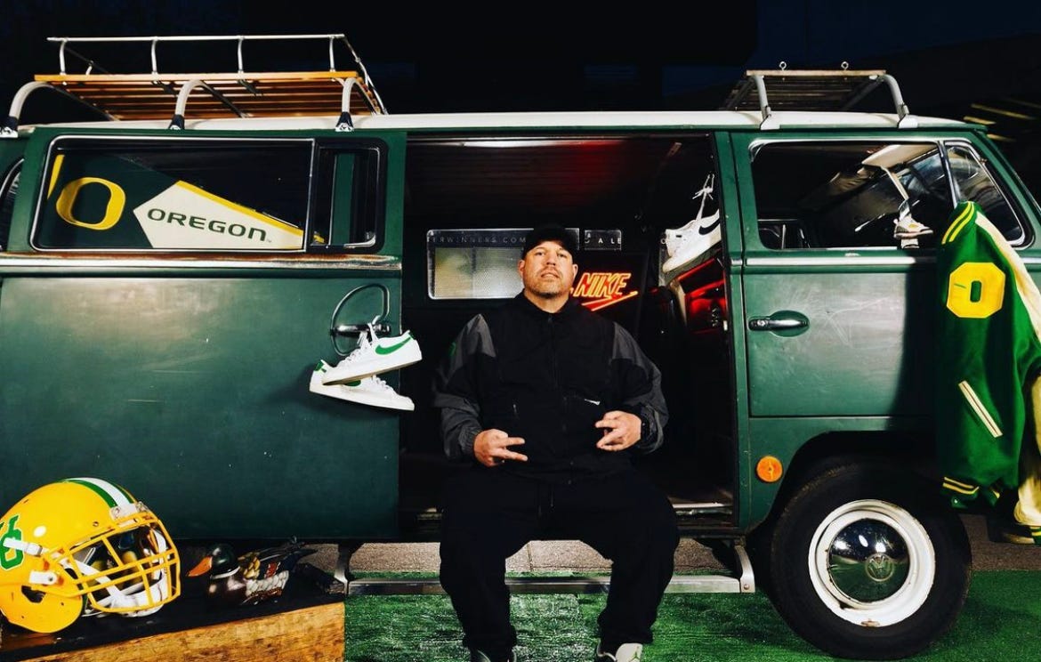 🚨NEW EPISODE🚨
Great conversation with one of the most important men behind the Men of Oregon. Equipment Administrator, Kenny Farr, joins the pod!
🟡From GP to EQ.
🟡Uniforms are only part of the gig.
🟡Happiness circled back to Eugene.
#GoDucks 
Listen: linktr.ee/dusty.harrah