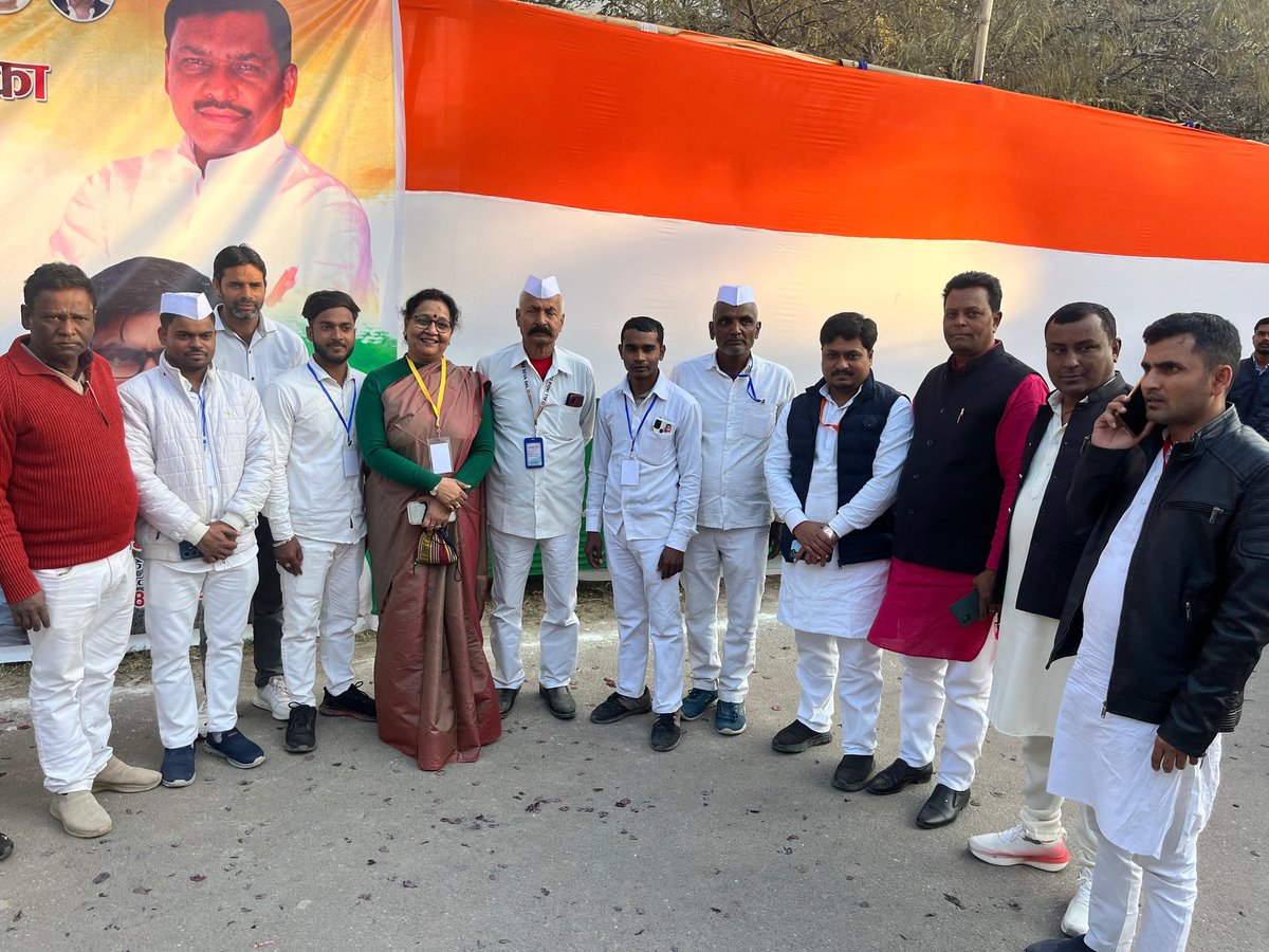 Prabhanshubittu's tweet photo. @INCBihar मुख्यालय सदाकत आश्रम में आयोजित #कार्यकर्ता_सम्मेलन में नेता विपक्ष श्री @RahulGandhi जी को सुनने बेगूसराय कांग्रेस के सैकड़ों कार्यकर्ताओं के साथ शामिल हुई ।। @BiharPMC पूर्व अध्यक्ष, #EX_MLA @AmitaBhushan1 दीदी। https://t.co/LAHbpS5Rso