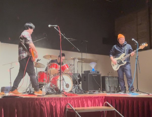 r2j18's tweet photo. セトリ
1.COLOR（I'sカバー）
2.DREAMER
3.fateful（Bax Fizzカバー）
4.ON THE ROAD
5. the  unconscious place（Bax Fizzカバー）
アンコール I wish

※I'sはいっと、のんのアコースティックユニット、Bax Fizzはいっとがボーカルをするメロコアバンド

今年の目標1つ達成 https://t.co/cXgReJR6bX