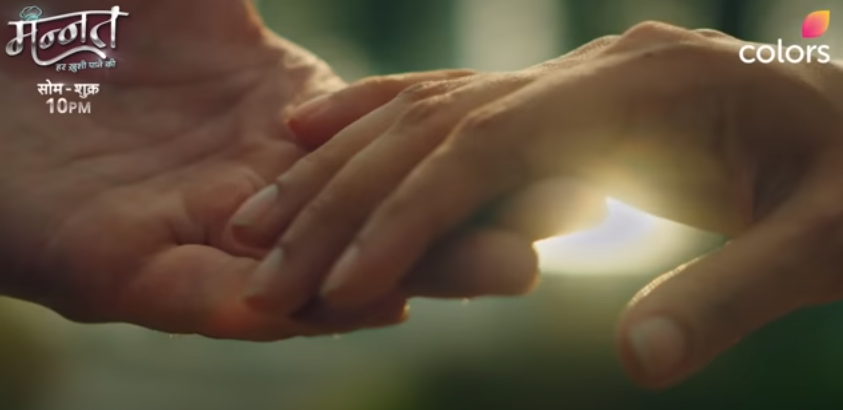 A hand that left her for prayer and met her again for prayer!

For the first time in 23 years, #Manat lost her mother's hand and did not hold it, but there was another hand looking at her to hold it and help her.
+

#AyeshaSingh #AdnanKhan #ManVik, #MannatHarKhushiPaaneKi ,#mhkpk
