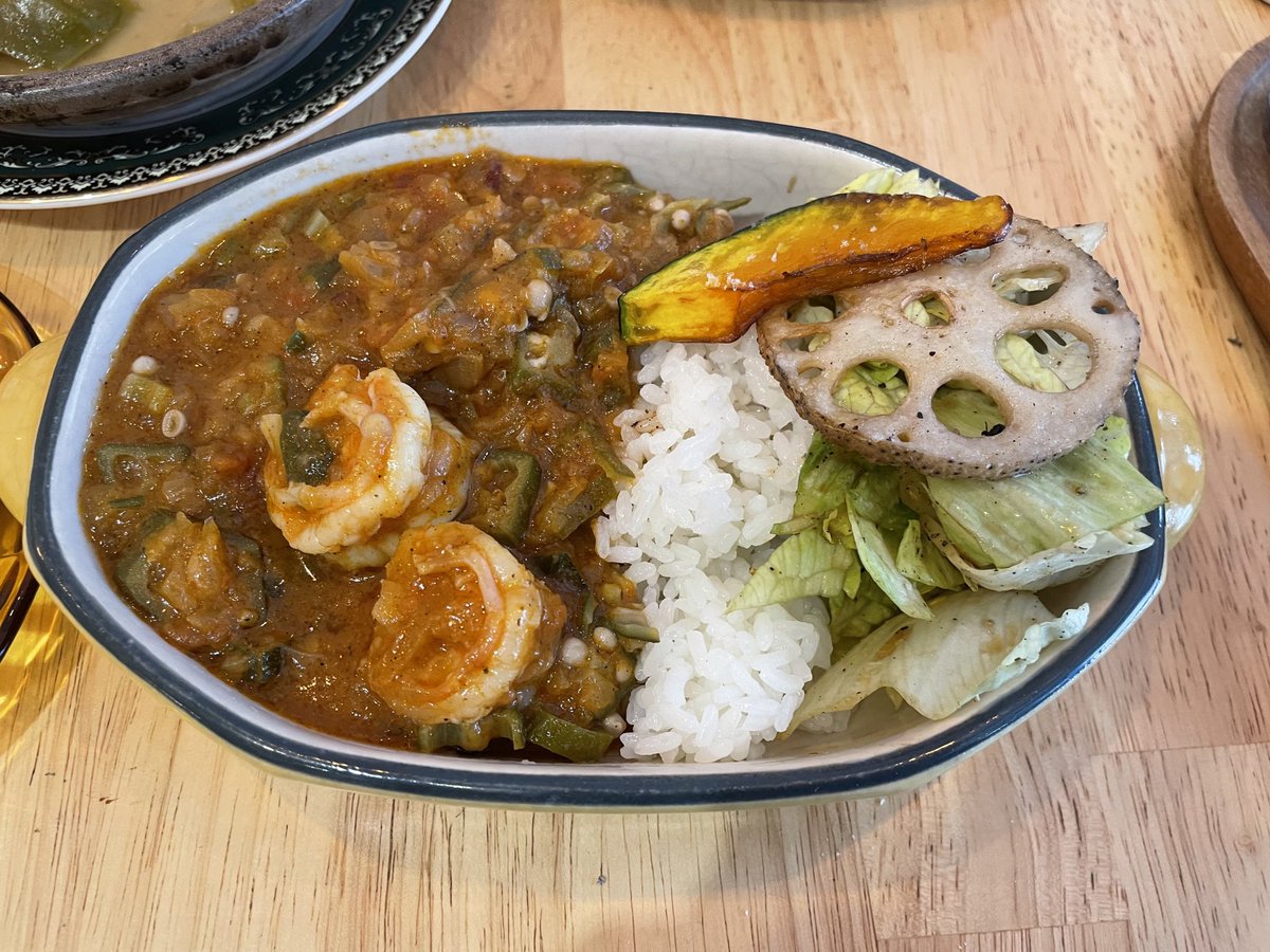 guruguruken's tweet photo. アフリカのお昼ごはん
カレーみたいに見えるけど
カレーじゃない
シュリンプゴンボソース
魚介の風味とオクラのとろみが
最高においしい!
ゴンボはオクラって意味
#ADEGO https://t.co/5WSeHpbba2