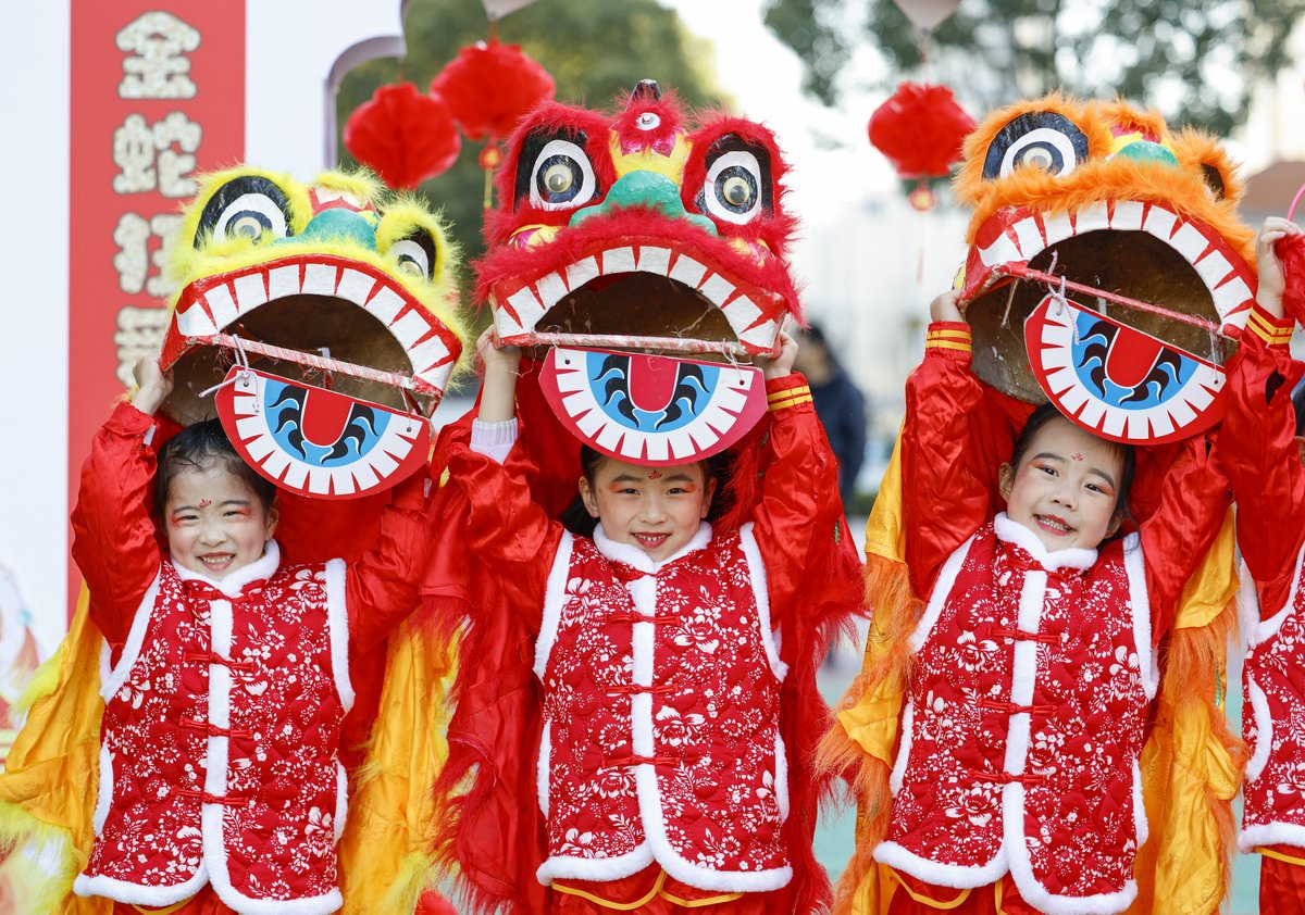 ChinaDaily's tweet photo. Various activities held across China to welcome upcoming #SpringFestival #FunChina https://t.co/VigbX7FwXQ