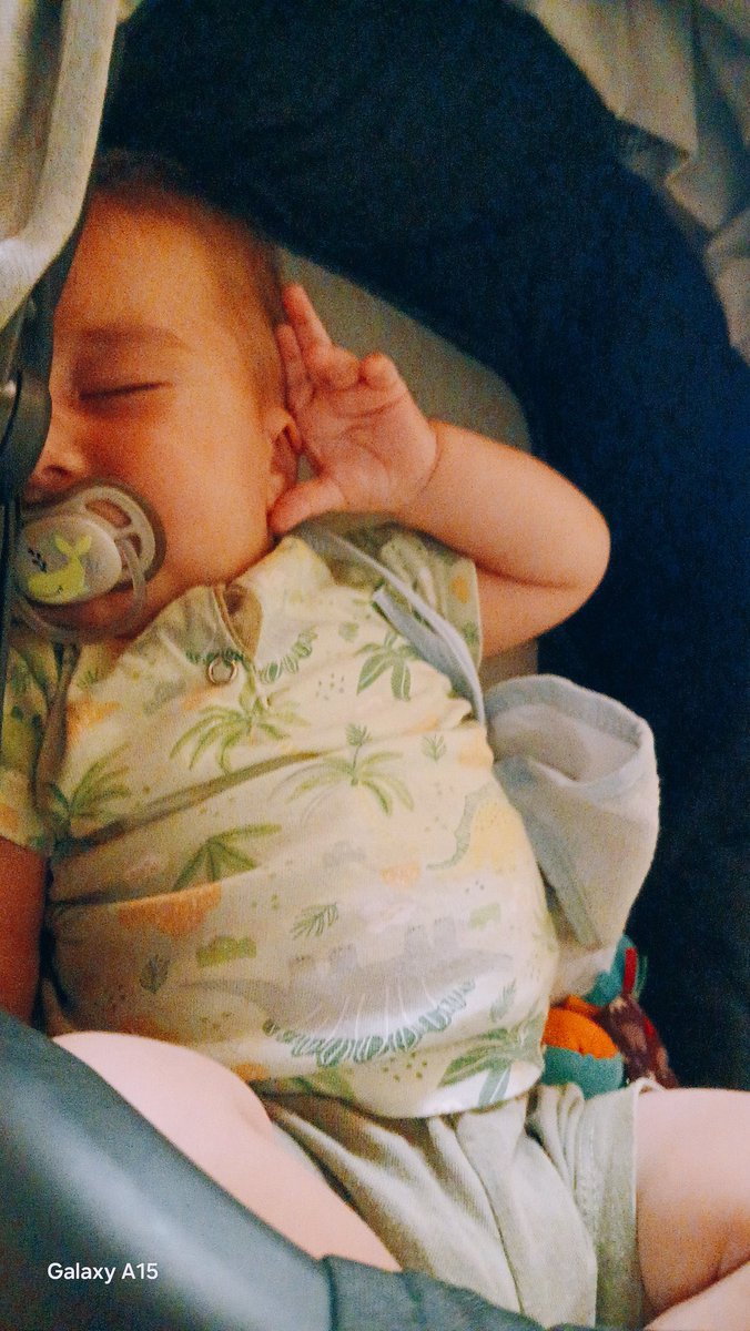 A mi nadie me va a venir a decir como criar a mi hijo, soy una madraza y se que hago las cosa super bien, seguro en el transcurso de la vida me equivoque en algunas cosas, pero por ahora las hago bien, mi hijo mi crianza 
Mama te ama hijo 💕