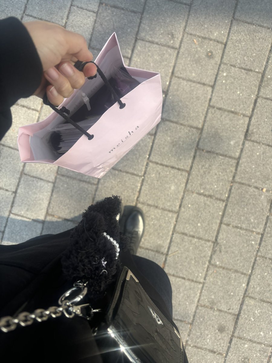 막콘 나눔 2시부터 시작합니다. 
오늘 선착순 세 분에게는 고르시는 걸로 두세트 드립니다 (한세트에 멤버두명)

한얼다리 옆 경찰 카트같은거 뒤에 숨어있어용. 
착장은 균이후드에 옵드가방 융균이매달고 핑크 종이봉투 들고있어요!