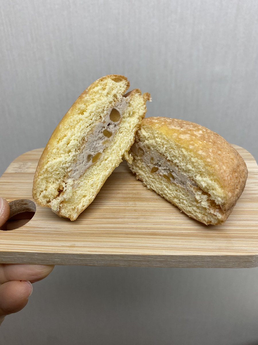icemantorao's tweet photo. #Chateraise #PuffPastries
I’ll show this
Italian chestnut puff pastries from Chateraise
Fluffy cake is filled with plenty of sweet chestnut cream
It also contained small pieces of chestnuts making it a pastries with a satisfying taste and texture
It went perfectly with coffee https://t.co/VEhPTeeidE