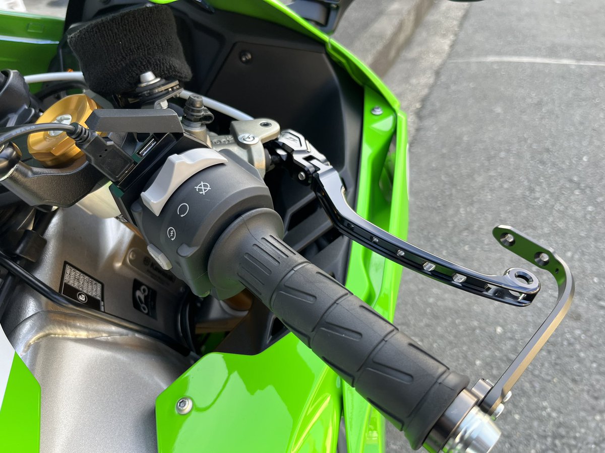 s53222466's tweet photo. 近所散歩。
先週投入したZETAレバーの確認、指にフィットして良い感じ。
アジャスターはs1000rrからの流用ですが、長さぴったりでした。
#ブレーキレバー
#zx10r
#R307 https://t.co/DfCWA4ePEZ