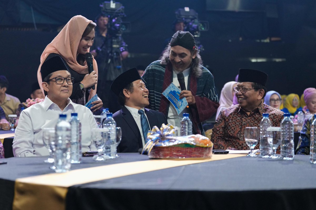 cakimiNOW's tweet photo. “Circle” produktif.

Selalu hangat bisa kumpul bareng para sahabat alumni PMII. Serasa kembali ke masa-masa menjadi aktivis kampus. 

Di acara launching Munas VII IKA PMII malam tadi, saya singgung kembali kenangan diskusi zaman mahasiswa. Waktu getol memikirkan cara agar globalisasi tak jadi “gombalisasi.” 

Sebagai gerakan sosiokultural PMII sudah melahirkan para alumni hebat di berbagai bidang. Siap menjadi solusi untuk pemberdayaan masyarakat di tengah tantangan global. 

Salam pergerakan!