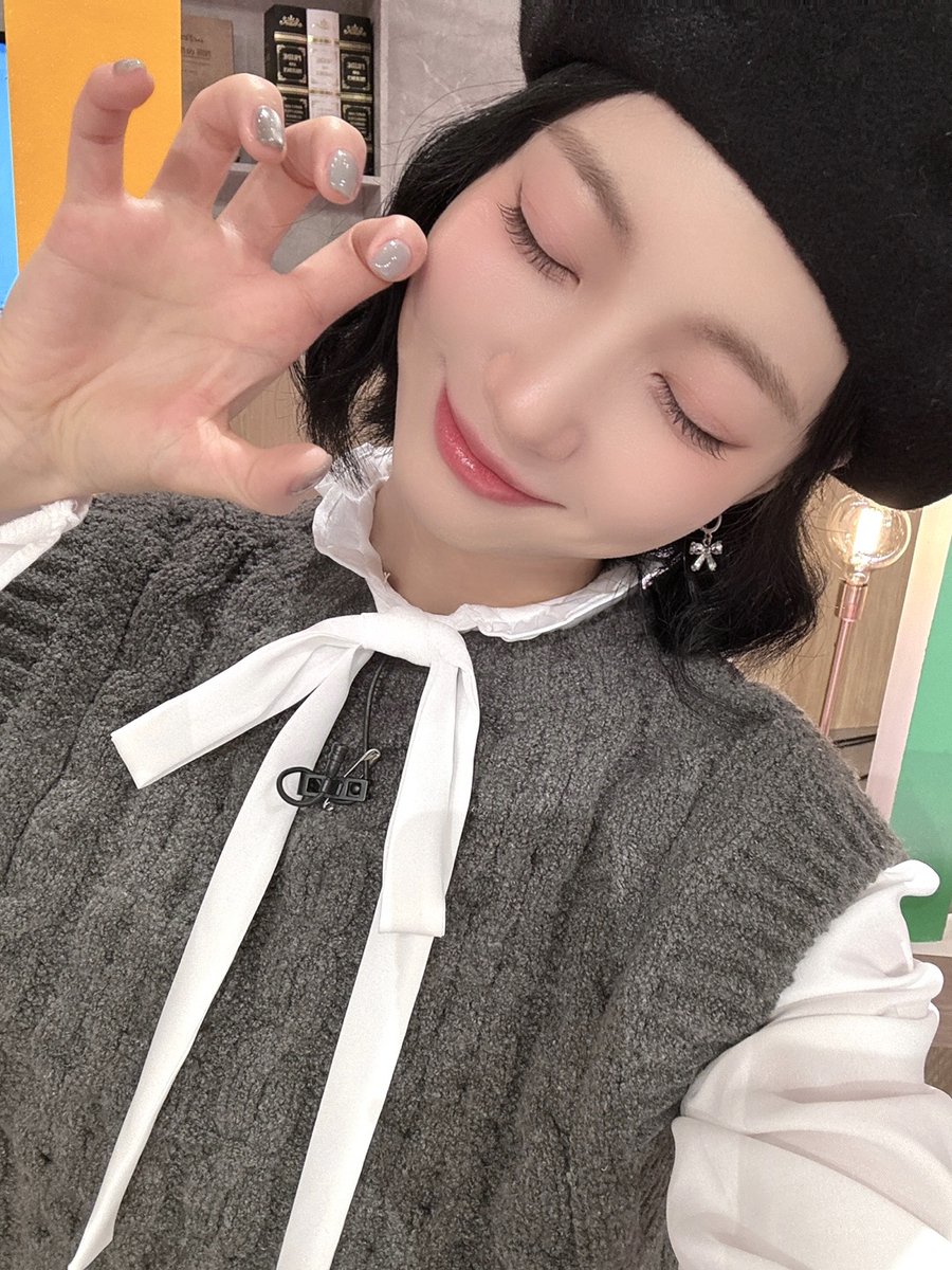 OHMYGIRL_offcl's tweet photo. [#OHMYAir] 잠시 후 7시, 'KBS1 이슈 Pick, 쌤과 함께'에 #유빈 이 출연합니다💫 크리들의 에너지💜 유빈이와 함께 이슈픽 보고 에너지 909% 채우는 일요일 되어요🔋

#오마이걸 #OHMYGIRL #OMG https://t.co/0hXQnRBuOV