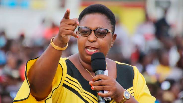 AokoOtieno_'s tweet photo. Baby Daddy wa Aisha Jumwa, 👇

Aliambia Ms Kiuno- "Hook me up with Ruto or I tell everyone  kinembe yako kubwa kama mbo"

Aisha is a shemale. Ruto akaweka yeye UDA 🤣

Their daughter is the teenager who allowed her boyfriend into her mother's House

Nigga akabeba hadi kiberiti https://t.co/UIvhMI8340