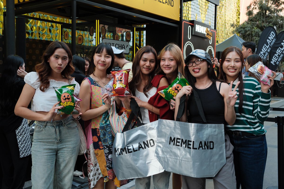🏴‍☠️ DAY 2 @ #StreetOfTheFuture 🇹🇭

Things are getting steamier at Siam Square. 🔥 Pretty faces, spicy games, exclusive merch, and #MemePay rewards. 

Come vibe. 😎

#Memeland <a href="/memepaycom/">MemePay</a> <a href="/Binance_TH_/">Binance TH</a> <a href="/binance/">Binance</a>