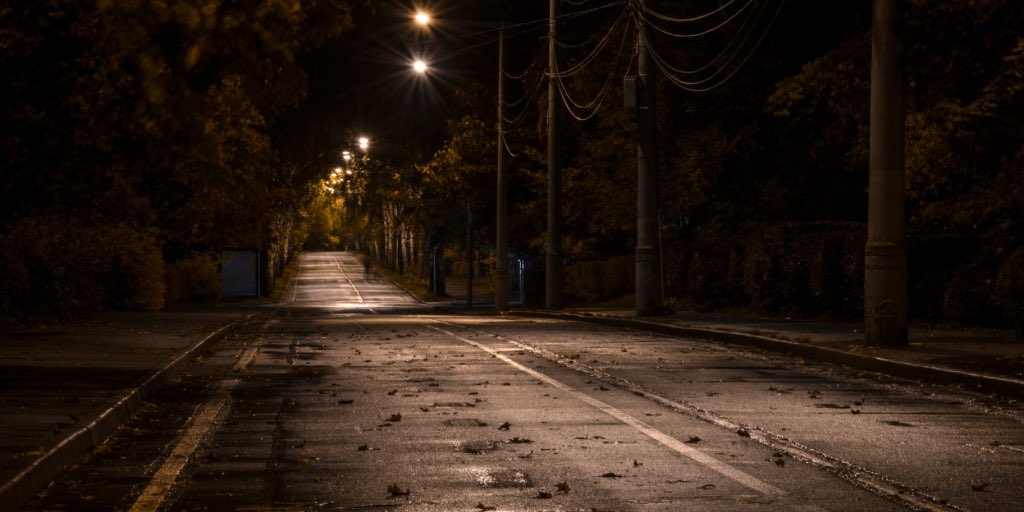 Lykos_psychi's tweet photo. 🌙 06:00 Uhr morgens in Wien.
Der Nebel hängt schwer über den leeren Gassen, die Stadt schläft – außer mir. Ich rühre in meinem Kaffee, als wäre er ein Zaubertrank, während die Nacht mir alte Geheimnisse zuflüstert. Die Krähen auf dem Dach wissen Bescheid. Heute wird ein guter Tag für Magie. ✨🔮 #Hexenstunde #WienBeiNacht