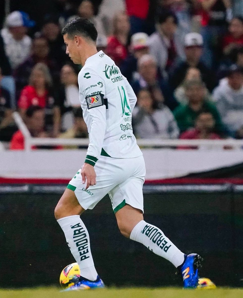 🚨Así fue el debut de James Rodríguez con el <a href="/clubleonfc/">Club León</a>:

— Entró al 61’ JUSTO cuando le marcaban a su equipo.
— Le dan la cinta de CAPITÁN.
— 20 minutos después, genera un penal para el empate. Masterclass.
— 3 balones en profundidad claves. 
— Magia, magia y más magia.

El 10.