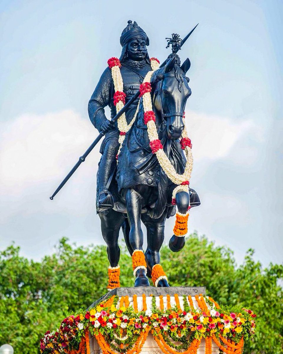 saurabhchoukse1's tweet image. “जो दृढ़ राखे धर्म को तिही राखे करतार,
जो इण धर्म रो पालन करे वो हे मेवाड़ी सरदार”

अप्रतिम साहसी, कुशल सेनानायक, अदम्य साहस एवं पराक्रम के प्रतीक, मेवाड़ के महान योद्धा &apos;वीर शिरोमणि&apos; महाराणा प्रताप जी की पुण्यतिथि पर उन्हें सादर नमन।
🙏🏻🙏🏻🚩