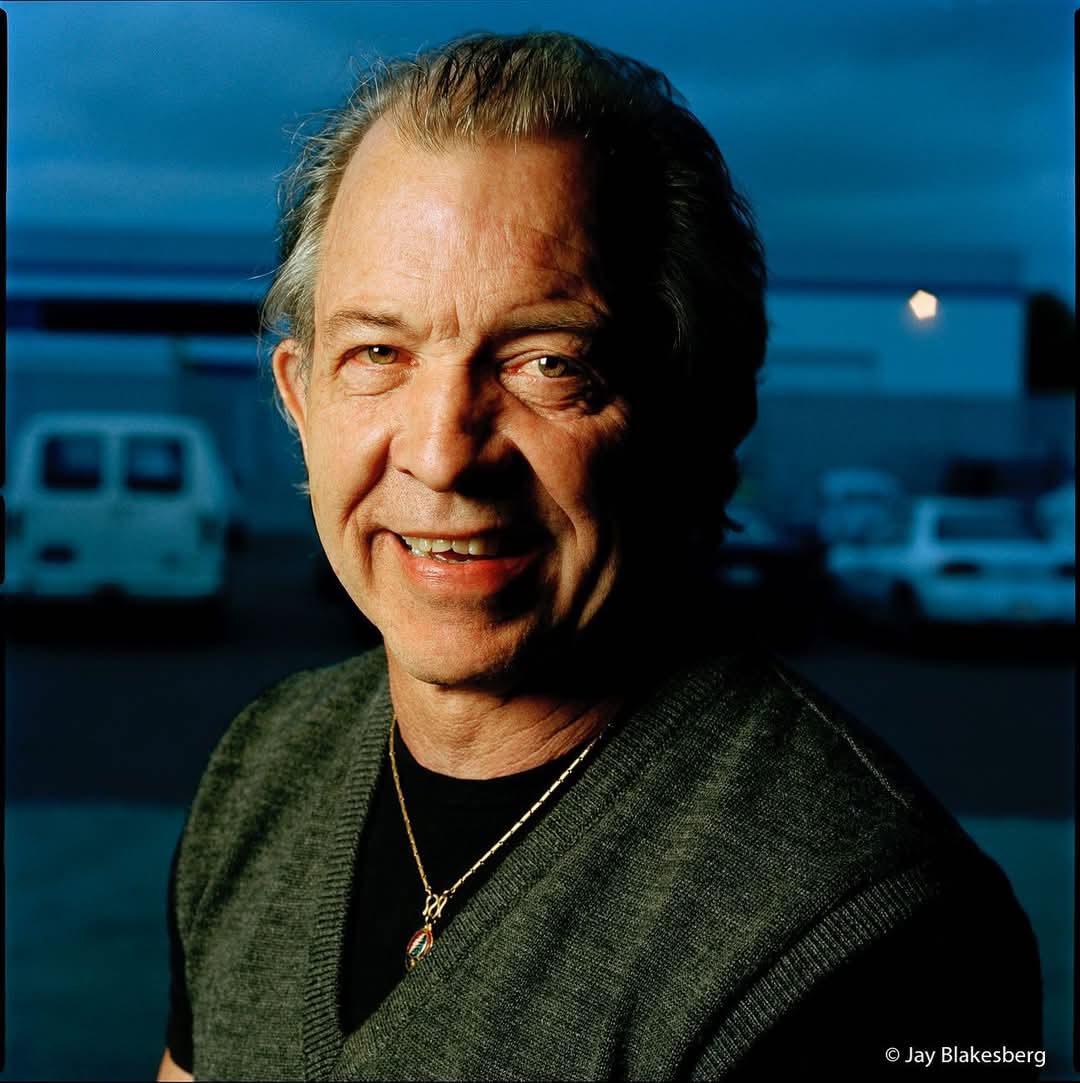 CPapasergio's tweet photo. this psychedelic outlaw and sound wizard was a central figure in the cultural zeitgeist has rearranged the molecules in all of us
Today we celebrate
Owsley Stanley III...aka Bear born January 19, 1935
📷 Jay Blakesberg
Grateful Dead HQ in Novato June 3, 1999 https://t.co/yRLBfekPXB