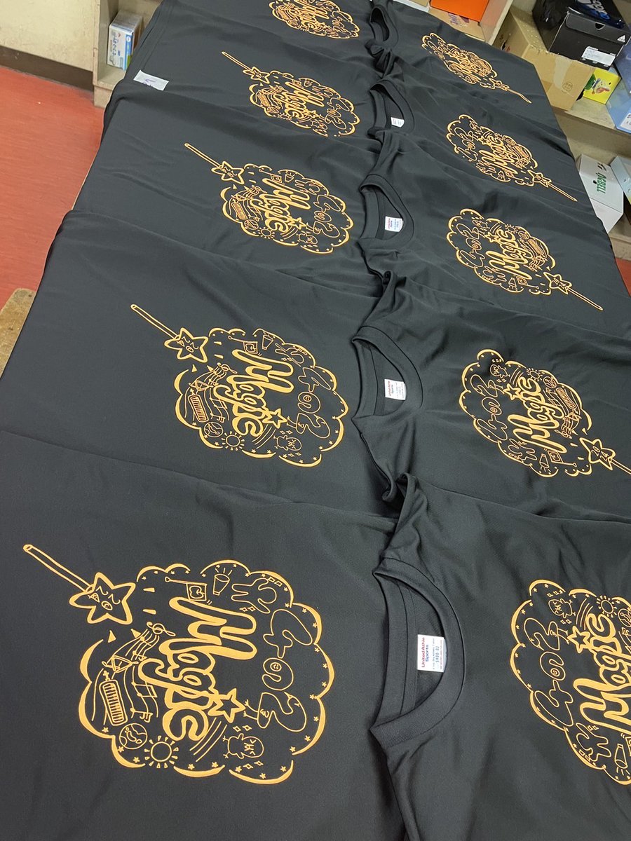 attractlink's tweet photo. 昨年の話ではありますが、某小��校様でシルクスクリーン体験の体験授業を行わせていただきました〜♪

運動会でダンスを踊る時に使用するTシャツを作っていただきました😄

誰一人ミスする事なく、とても上手にプリントできました👏 https://t.co/mUgzNthEqe