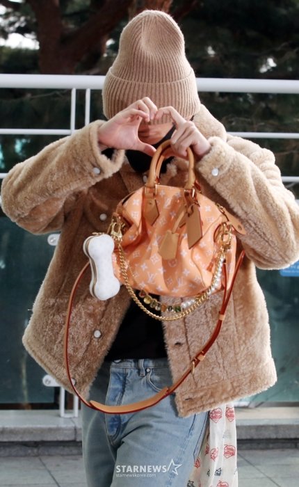 안구정화)우리 홉이 꼬까옷입고.도토리 가방들고 오디가니(알면서)공연 잘하고와.아궁 예뻐라.💜💜☺️