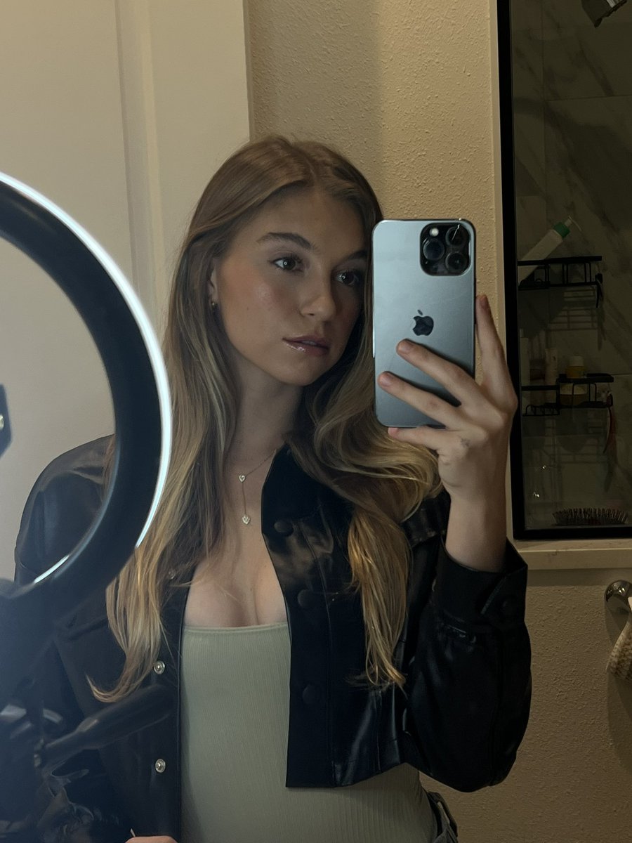 abbyyyweberrr's tweet photo. 🦋🦋🦋 https://t.co/QiWTEMt76w